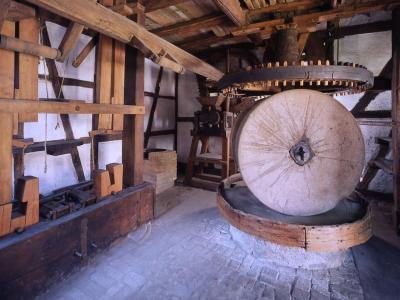 Laut hämmert die Ölmühle in Ottersdorf